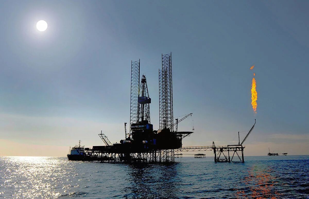 Добыча газа в каспийском море. Добыча газа в каспийском море. Драгон ойл в туркменистане. Нефтедобыча на каспийском море. Нефтяные платформы в азербайджане.