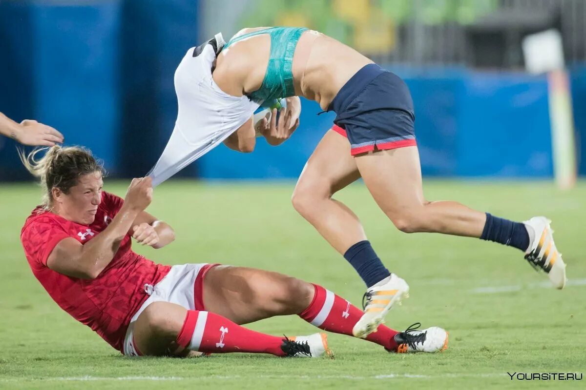 Курьезные моменты в футболе. Футбольные картинки. Красивые моменты в спорте. Женское регби. Смешные футбольные моменты.