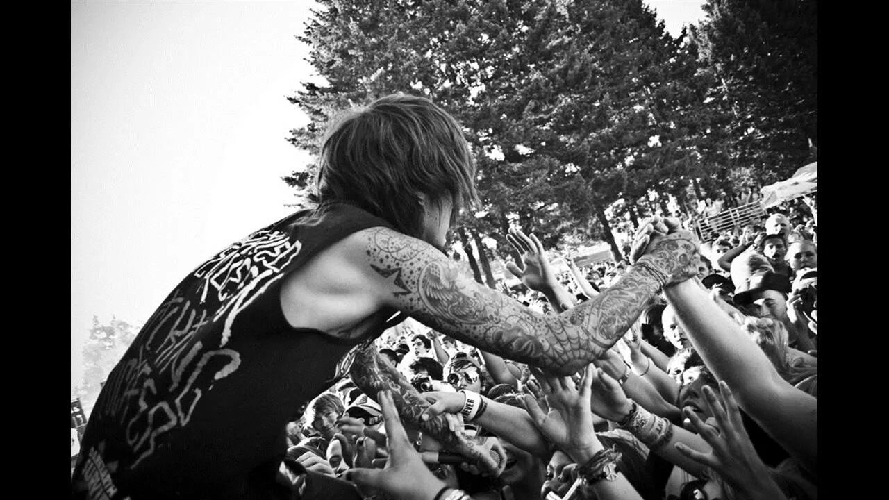 Kool aid bring me the horizon текст. Бринг ми зе Хоризон Оливер Сайкс. Bmth lруфке. Oli Sykes. Bring me the Horizon 2013.