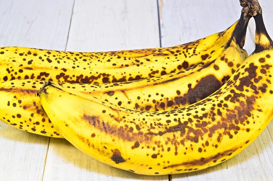 Где можно купит банан. Спелый банан. Банан с пятнышками. Тигровые бананы. Спелые бананы с пятнышками.