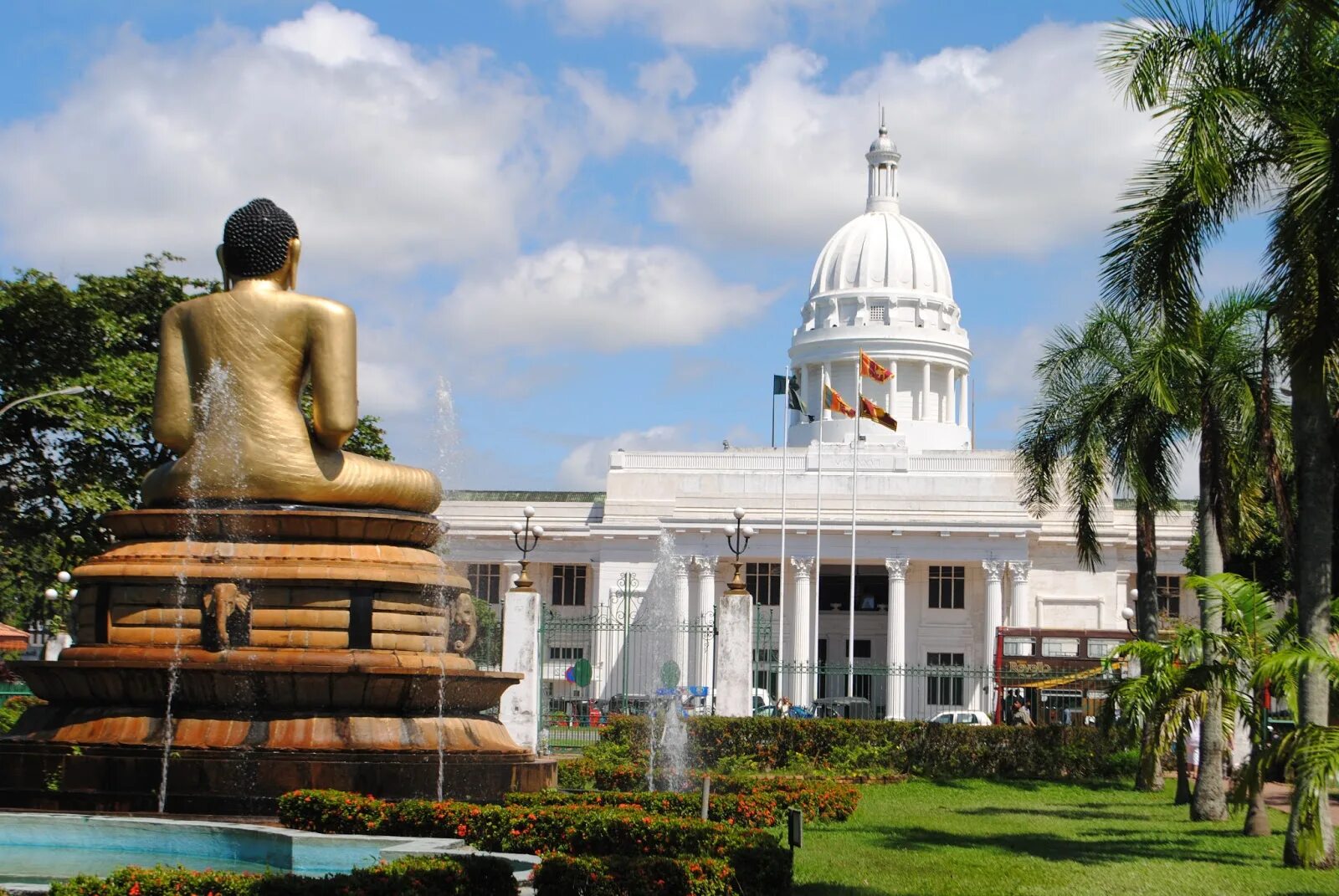 Коломбо Шри Ланка. Коломбо столица Шри Ланки. Шри-Джаяварденепура-котте достопримечательности. Столица Шри Ланки Шри-Джаяварденепура-котте.