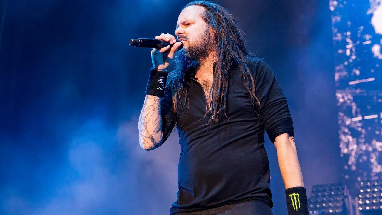 Вокалист в группу. Jonathan Davis. Korn вокалист. Korn Джонатан Дэвис. Jonathan Howsmon Davis.