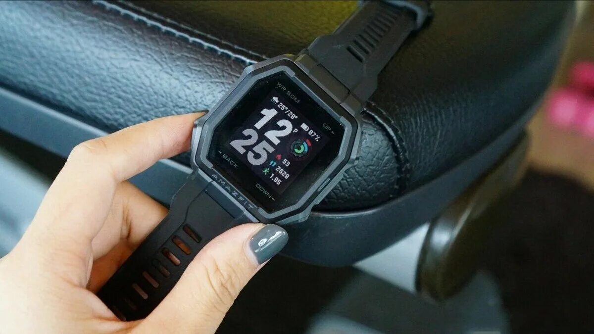 Часы amazfit a2318. Бампер защитный MYPADS protect для Amazfit GTS 4. Неубиваемые смарт часы для мужчин. Бронированные Amazfit. Контакты зарядки Amazfit.