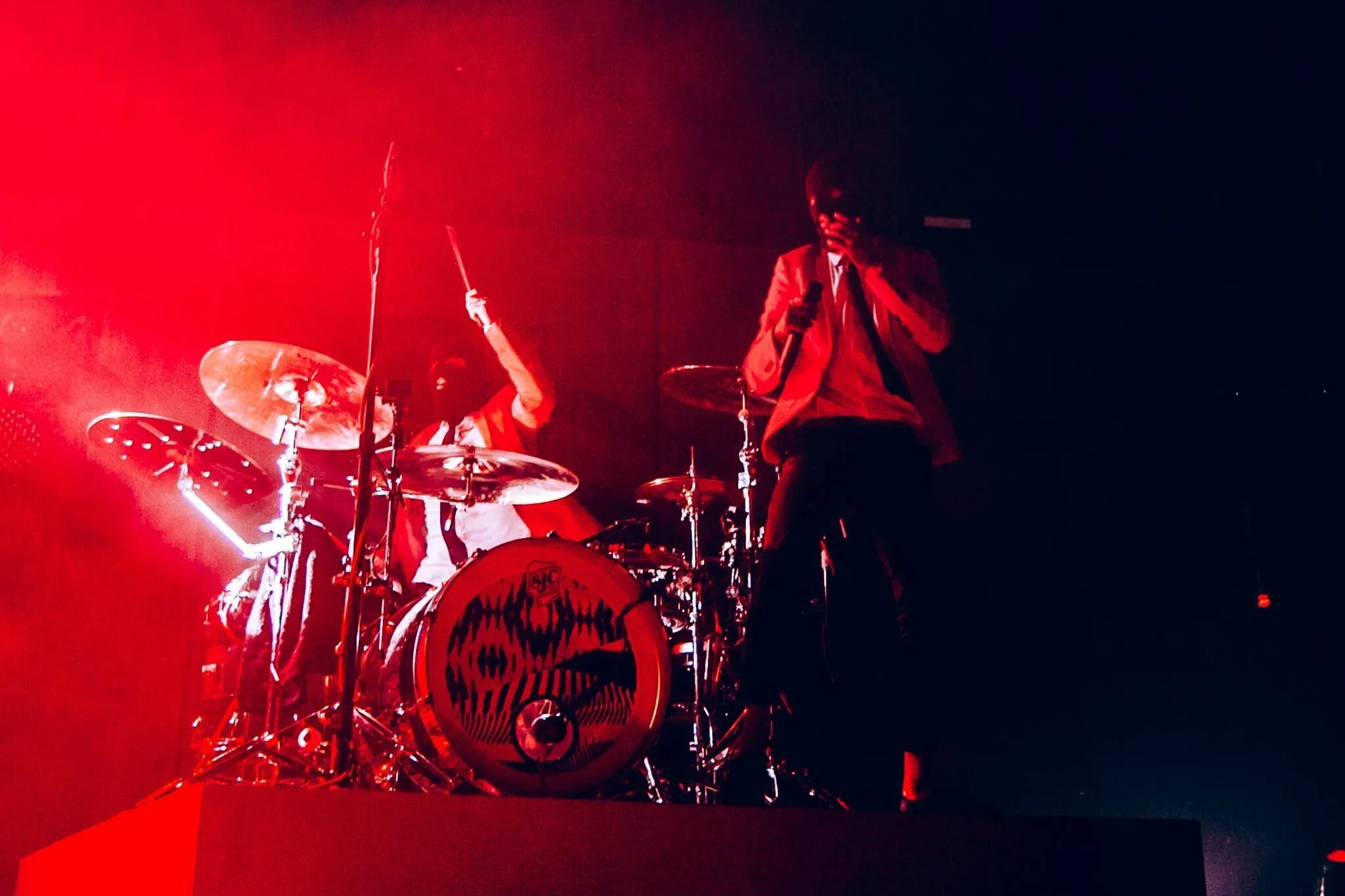 Twenty one pilots red tape. Twenty one pilots. концерт твенти ван пайлотс. twenty one pilots ers. красный скотч twenty one pilots.