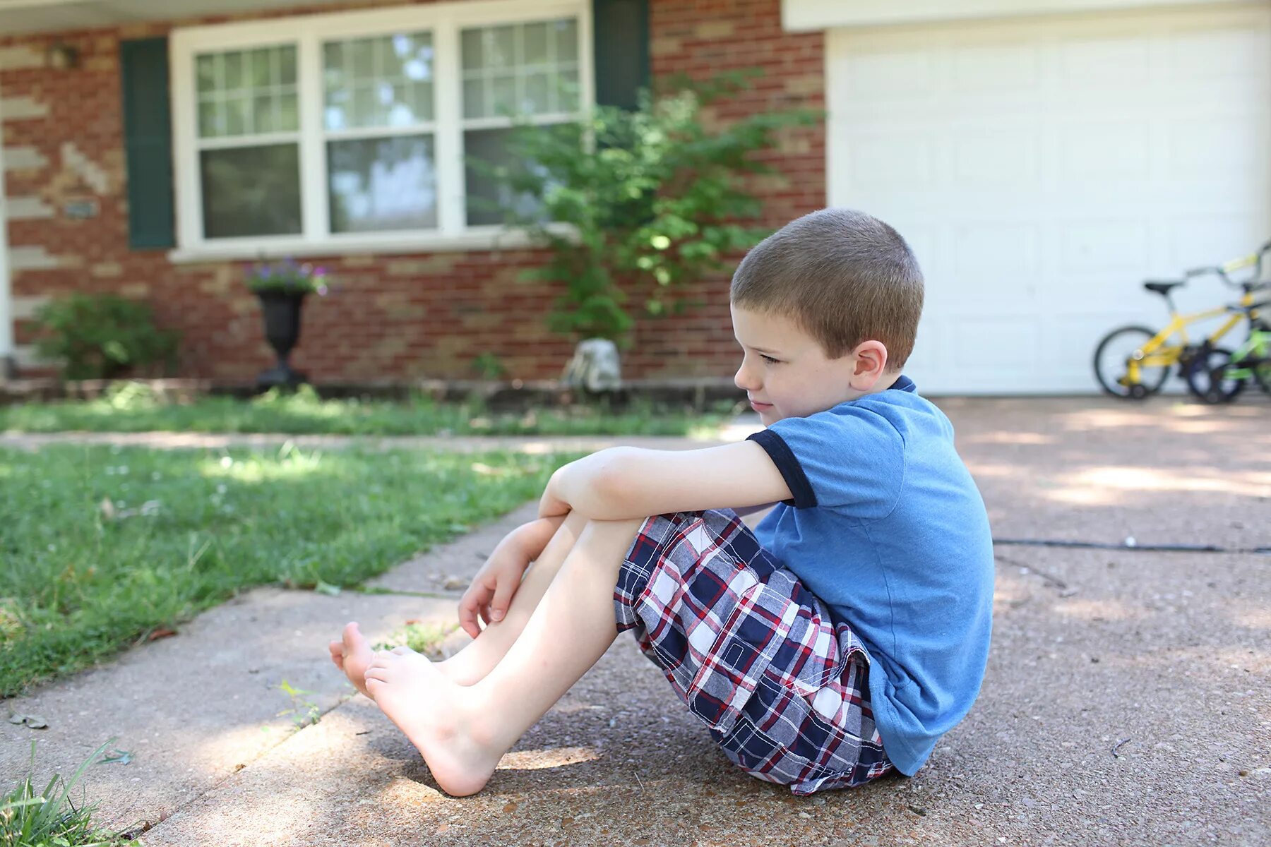 Сытый ребенок. Sit down child. Sit down boy. Barefoot boy Lies.