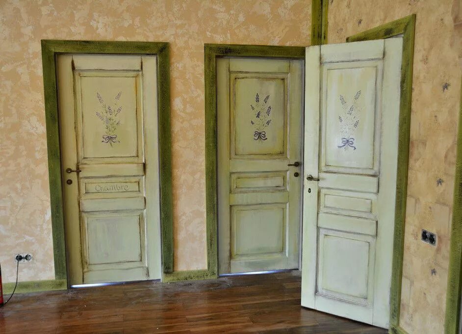 Как красиво покрасить дверь. Перекраска дверей межкомнатных. Старые двери в интерьере. Старые окрашенные двери. Двери в стиле Прованс.