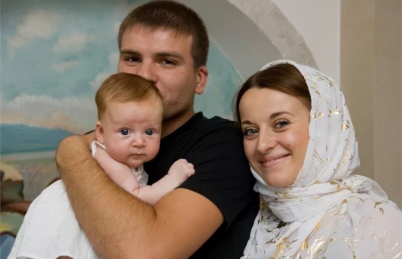 крестины. таинство крещения в православной церкви. крестины крестный и крестная. дети с родителями в храме. фото с крестин мальчика.