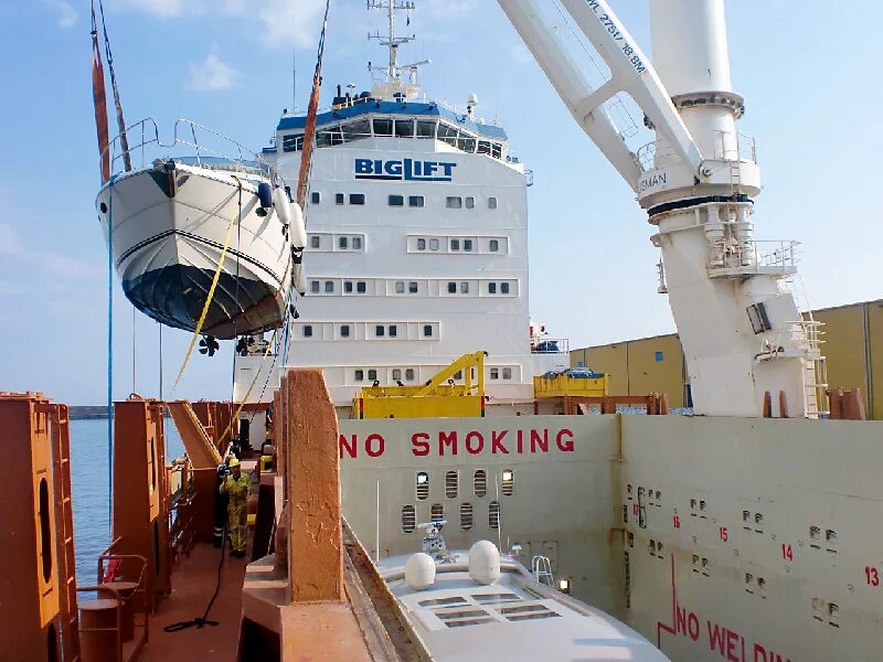 погрузка на корабль. грузовые операции на судне. грузовое устройство судна. танкер нефть порт. грузовые операции на судне.