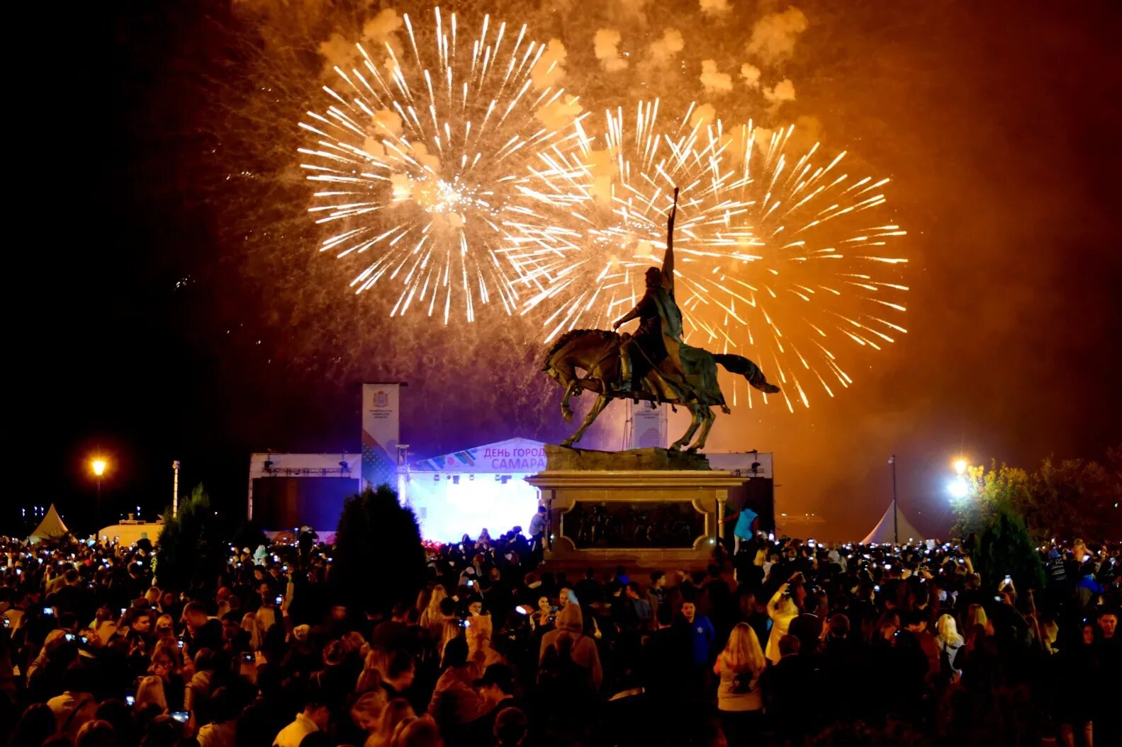Праздничный город. С днем города москва. День города ярославль 2022. 9 мая тула салют. День города ярославль 2023.