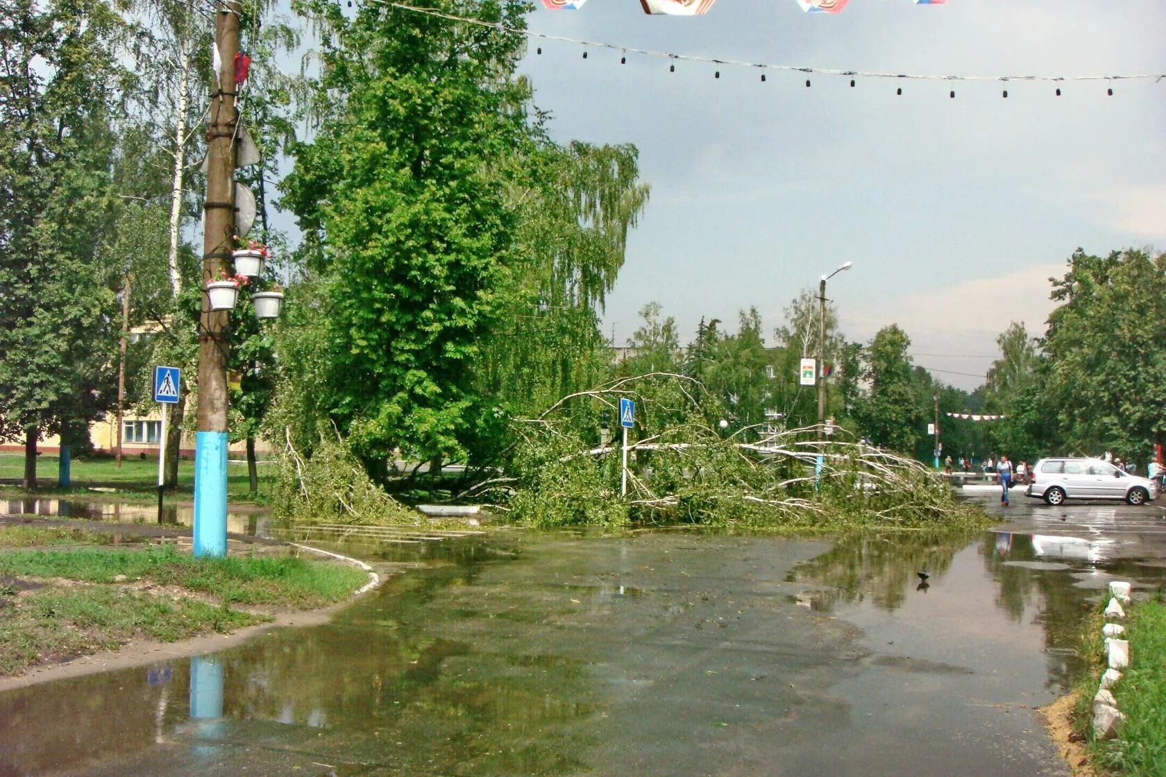 Поселок Коммунар Брянская область. Ураган в городе Серпухове. Брянск город Сельцо улица строительная 12 Родник. Мост в Сельцо ушел под воду. Погода сельцо брянская область на неделю точный