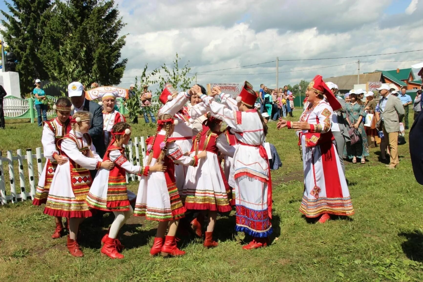 Национальные праздники игры. Традиции и обычаи Мордовского народа Мордовия. Мордва эрзя национальный праздник. Мордовский обряд Покров баба. Мордовия нац культура.