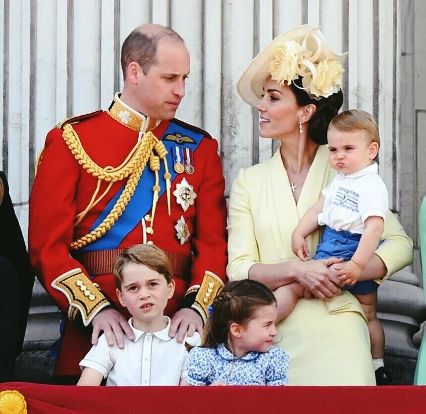 Как зовут детей королевы. Дети елизаветы 2 королевы англии и филиппа. Принц джордж, уильям, чарльз и елизавета 2. Елизавета 2 луи, джордж, шарлотта. Елизавета 2 королева великобритании дети.