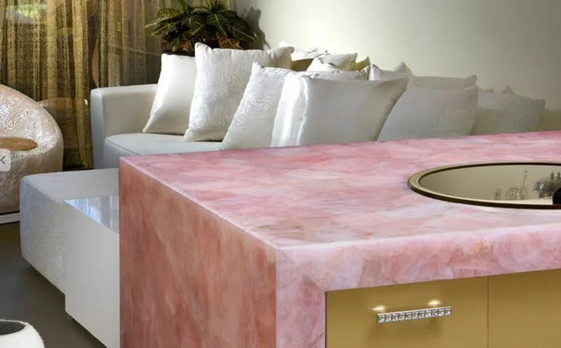 Столешница розовый камень. Rose Quartz кварцевый агломерат. Розовый Оникс камень. Розовый кварц Caesarstone. Столешница розовый мрамор.
