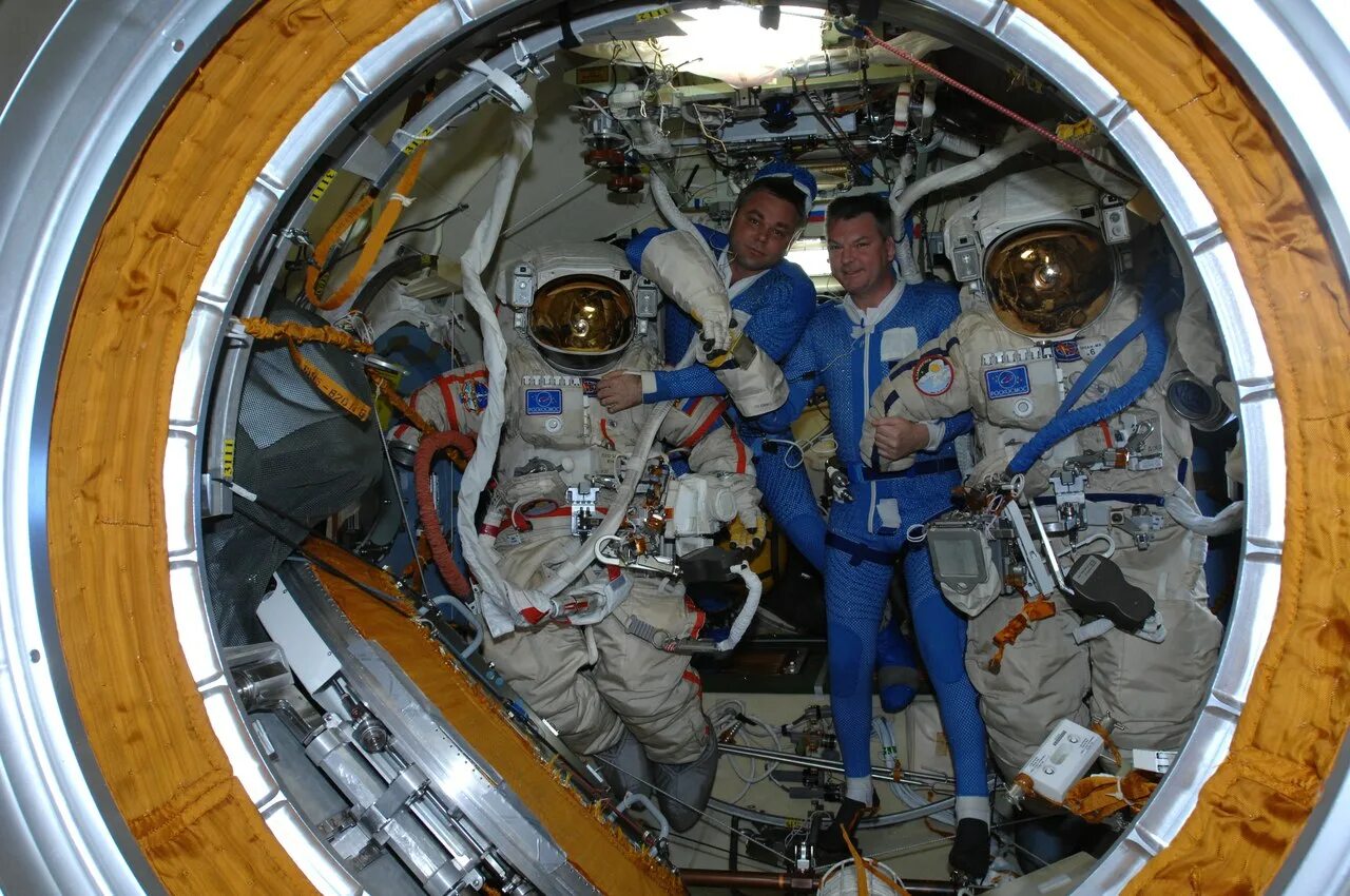 Российские космонавты находящиеся в космосе. Пензенский космонавт Самокутяев.