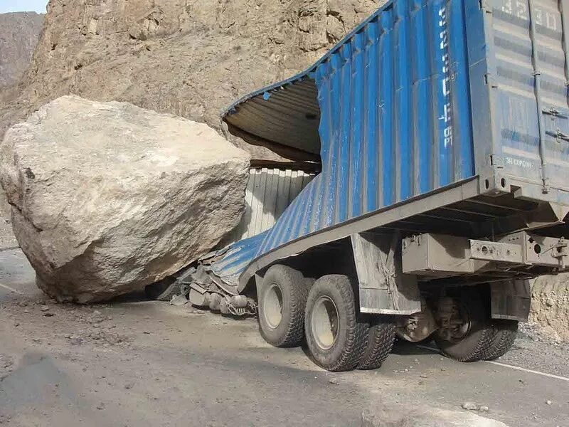 Груженные камнем. Столбы из бутового камня. Кучка камней. Груженные камнем. Валунно галечный грунт.