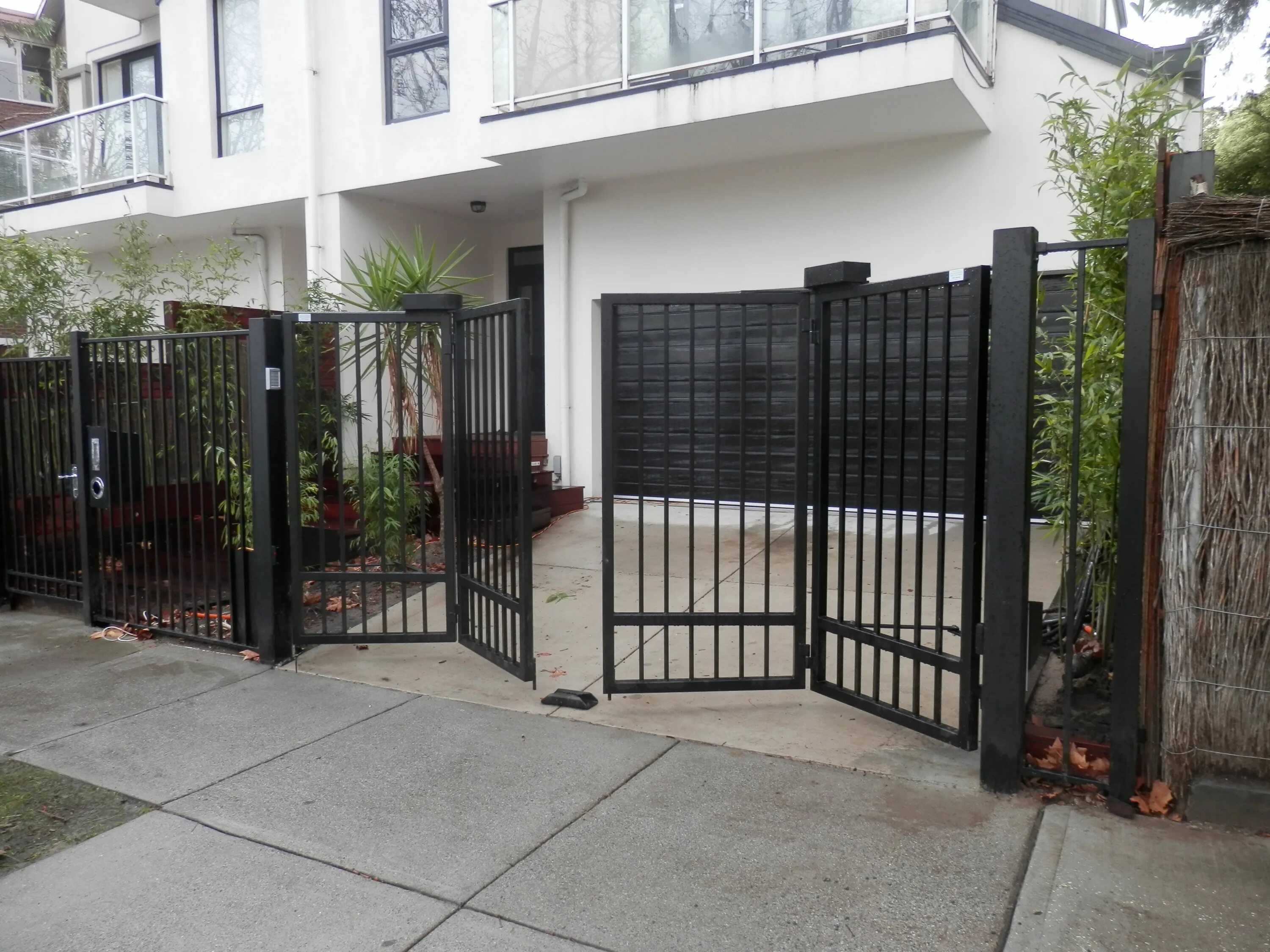 Складные ворота. Ворота гармошка. складные откатные ворота. ворота гармошка въездные.