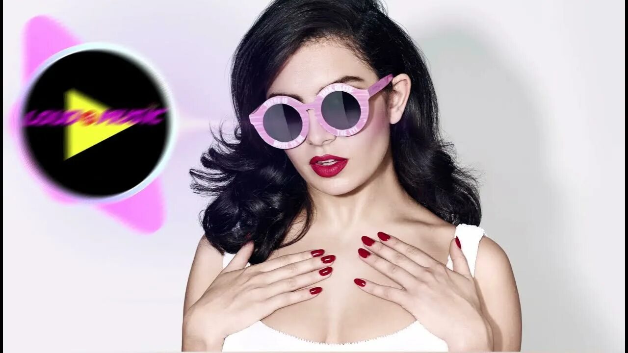 B2b by charli xcx. Charli xcx певица. charli xcx 2019. чарли xcx 2025. очки и помада.