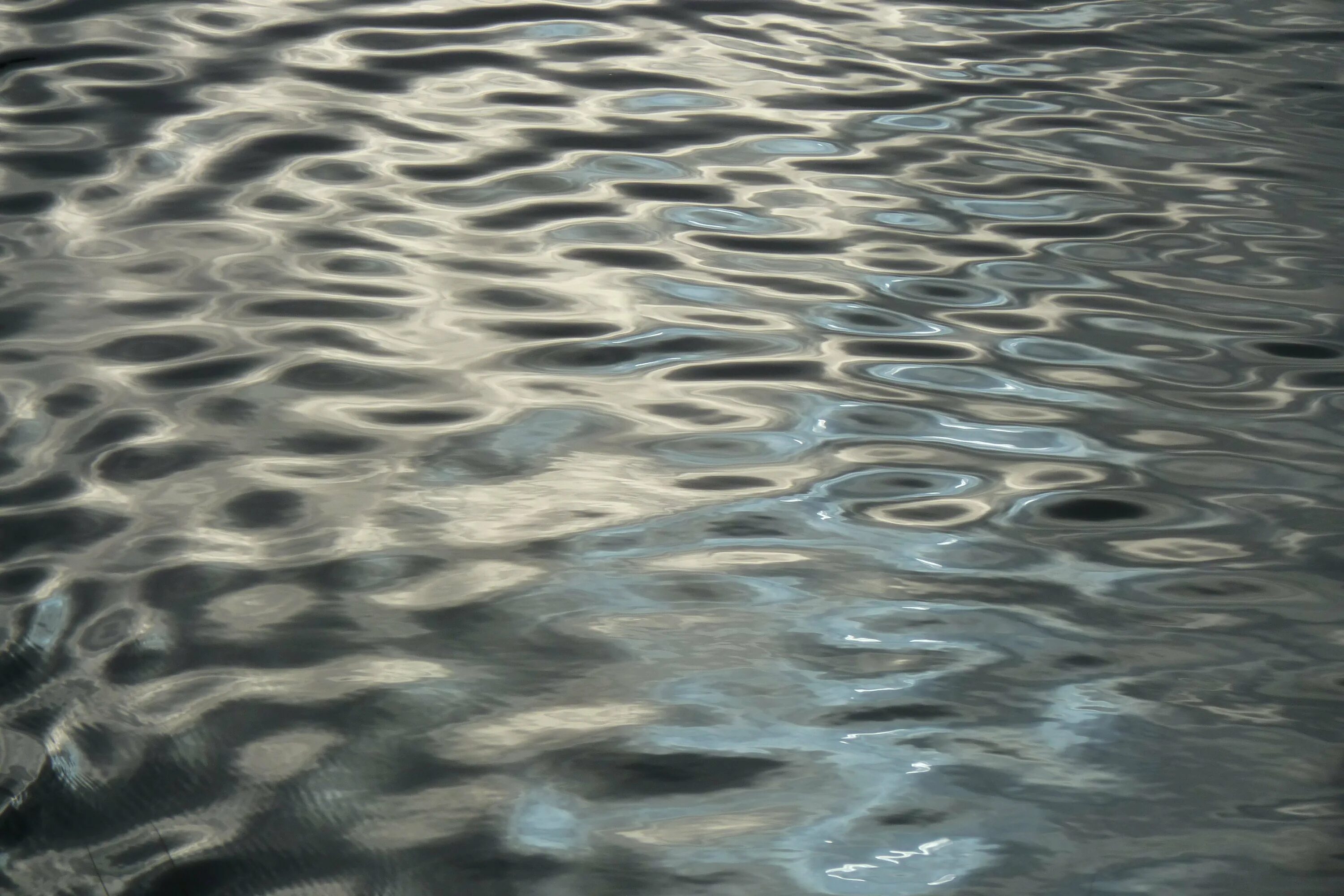 Искажение водой. Искажение рисунок. Отражение в воде. Искажение в воде. Искажение водой.