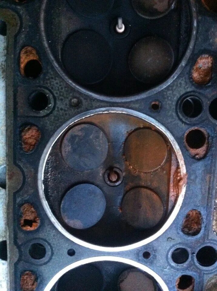 Микротрещины в головке блока цилиндров. Трещина в гбц ваз 2114. Микротрещины в головке блока цилиндров. Трещина в гбц ваз 2114. Трещина гбц м51.