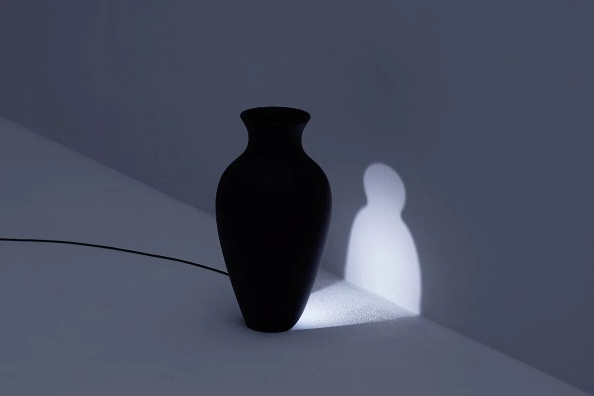 Силуэт в тени. Силуэт в темноте. Теневой свет. Мужской силуэт в темноте. Shadow тень.