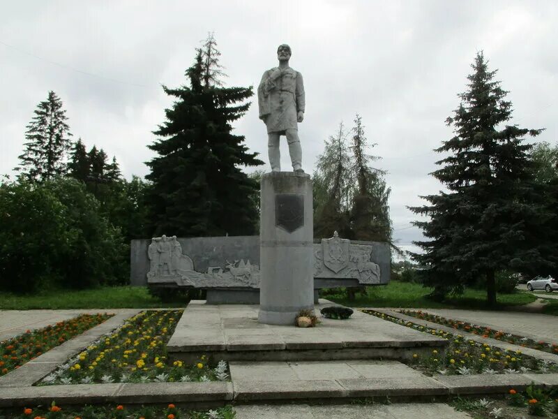 Памятник семену дежневу. Семён иванович дежнёв памятник в великом устюге. памятник дежневу в устюге. памятник дежневу в великом устюге.