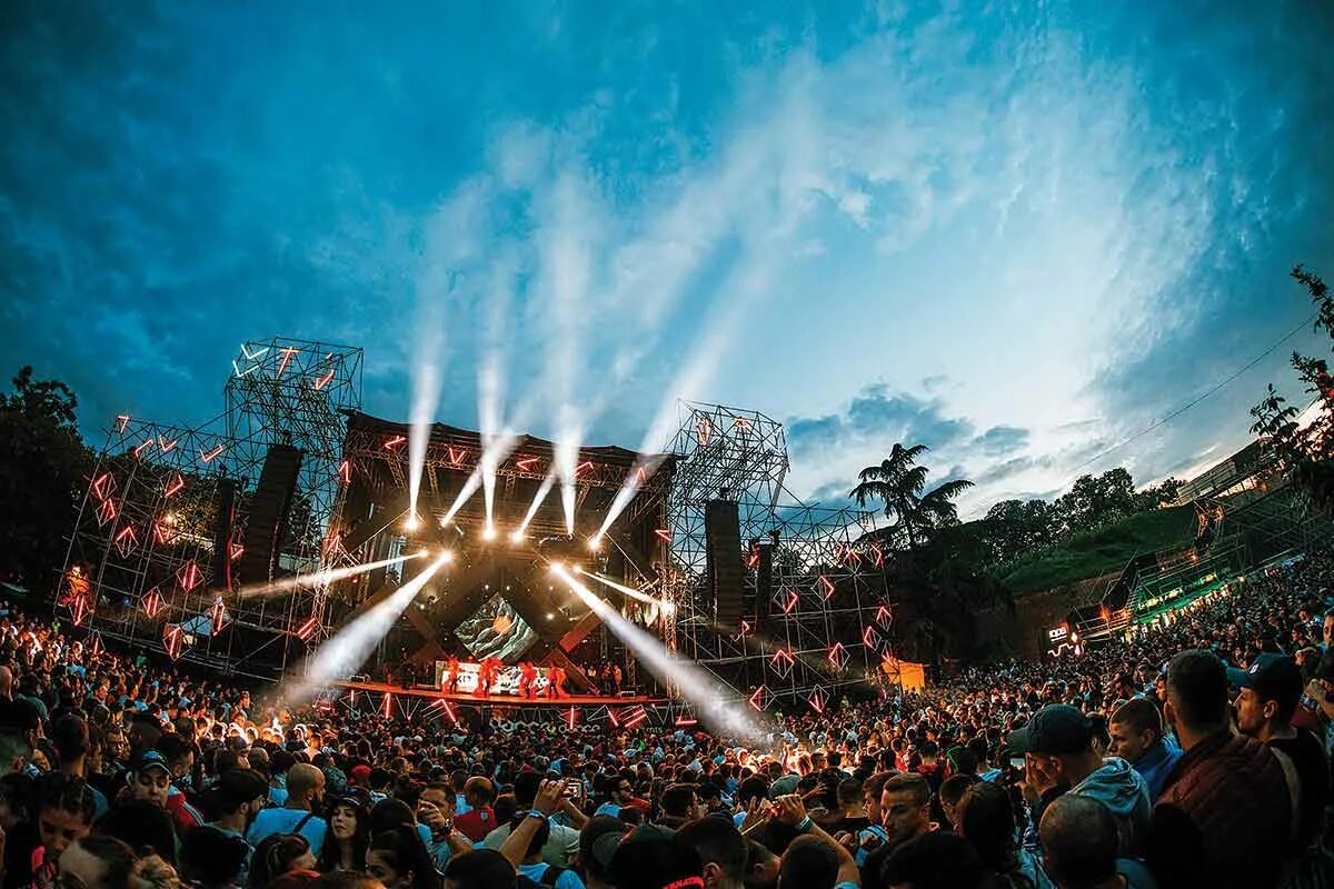 Tomorrowland 2022 сцена. Гластонбери англия фестиваль. Тумороленд 2020. Бесплатные фестивали 2020. Бесплатные фестивали 2020.
