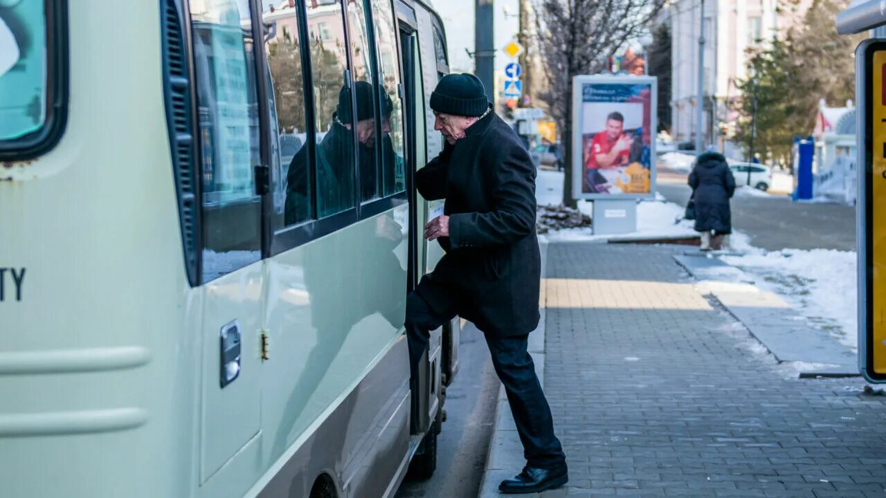 Люди в автобусе Хабаровск. Хабаровчане пожаловались на проблемы в работе автобусов. Майкопчане жалуются на работу общественного транспорта. Вести Хабаровск автобусы.