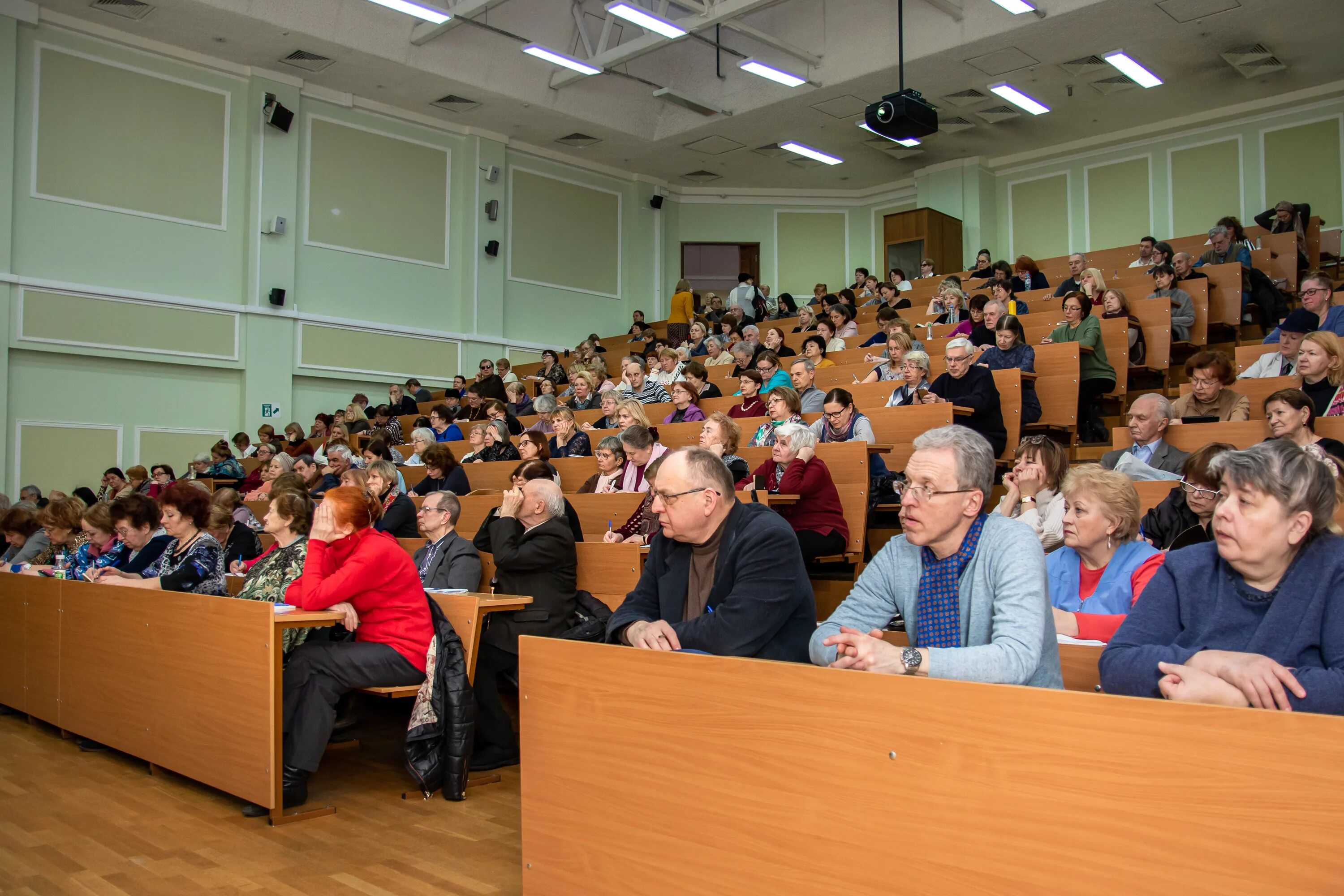 10 тысяч учителям. Занятия в институте. Московский государственный открытый университет. Занятия в МГУ на философии. Московское долголетие в вузах.