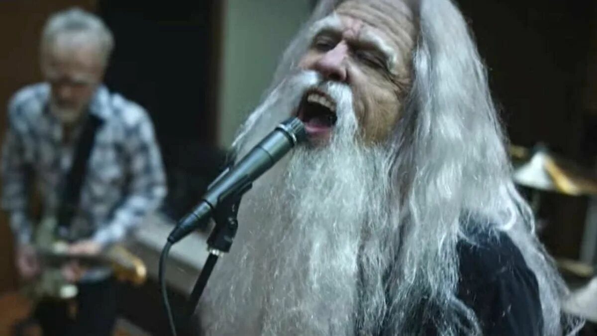 Клипы run. Foo fighters run. foo fighters ран. клип в доме престарелых американская. foo fighters ран видео.