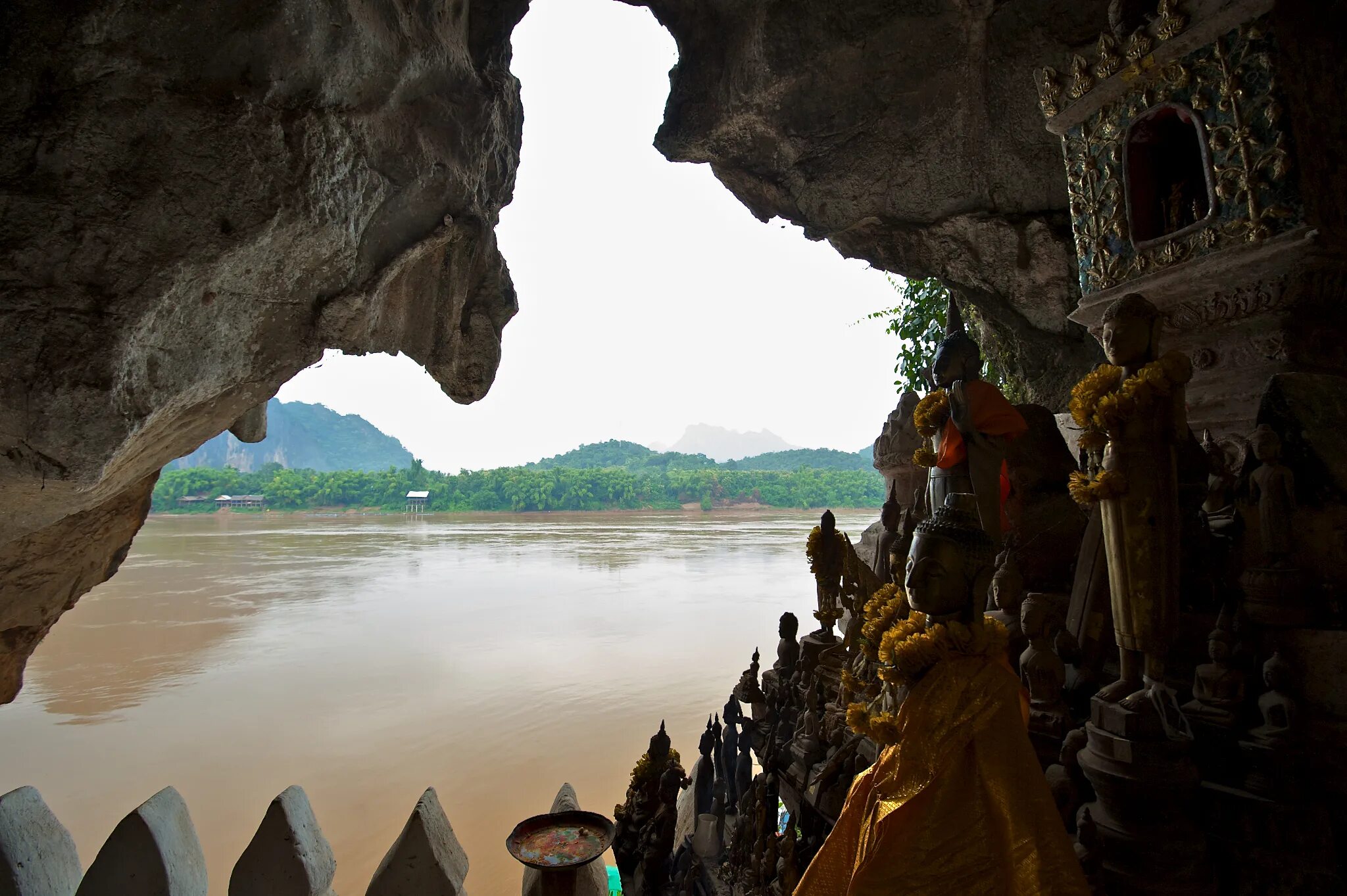 Пещеры будды. Пещеры пак ОУ В Лаосе. Лаос пещеры пак у. Пещеры пак у (Pak ou). Лаос пещерный сандунк.