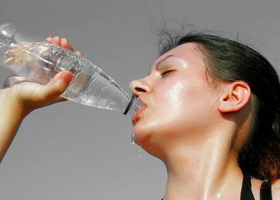 Питье воды. Пить воду. Человек испытывает жажду. Девушка пьет воду в жару. Питьевая вода.