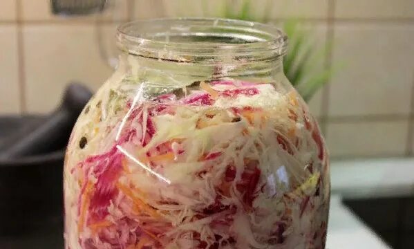 Горячим рассолом. Быстрая капуста со свеклой горячим рассолом. капуста с чесноком на зиму. рассол для капусты со свеклой. капуста маринованная на зиму со свеклой и чесноком.