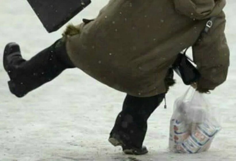 Поскользнулся на льду. Человек падает на льду. Гололед падает