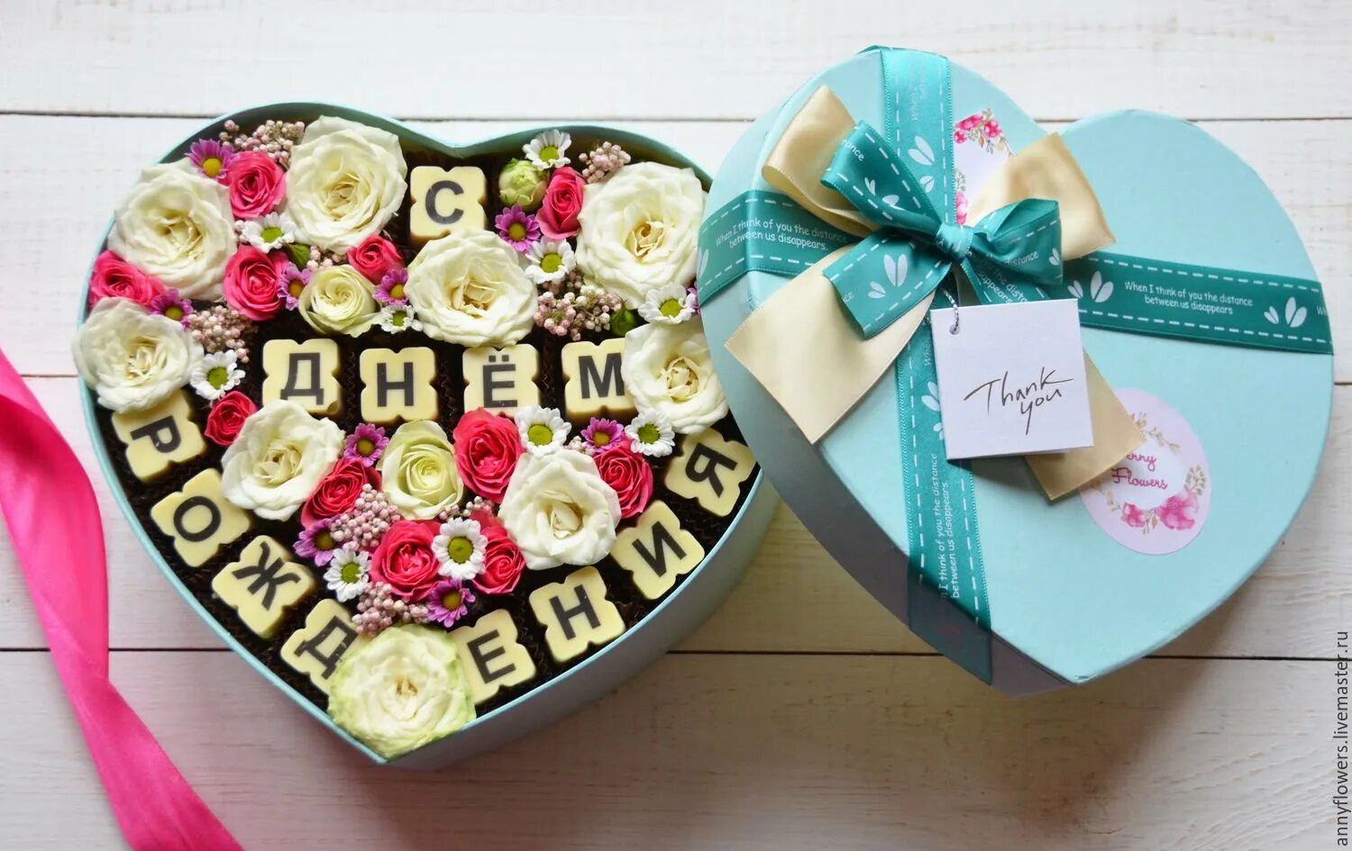 Подарок из 4 слов. Цветы в коробке. Коробки с цветами. Коробка цветов с днем рождения. Букет "день рождения".