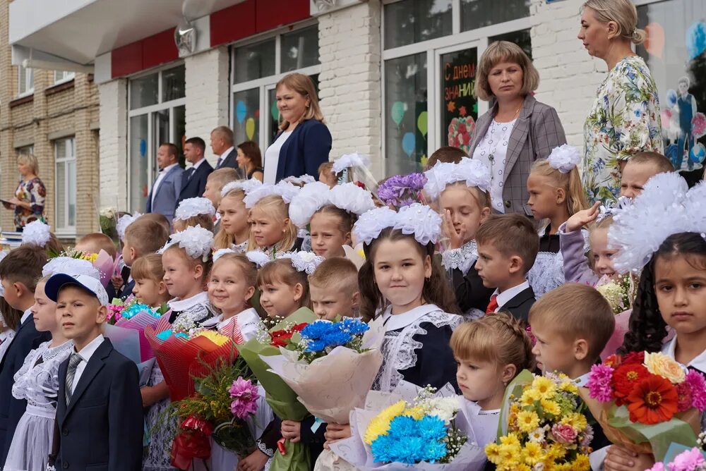 Первый звонок в школе. 1 Сентября день знаний торжественная линейка на улице пасмурно. 1 Сентября Москва. Школа 1. 1 звонок в школе 1 класс