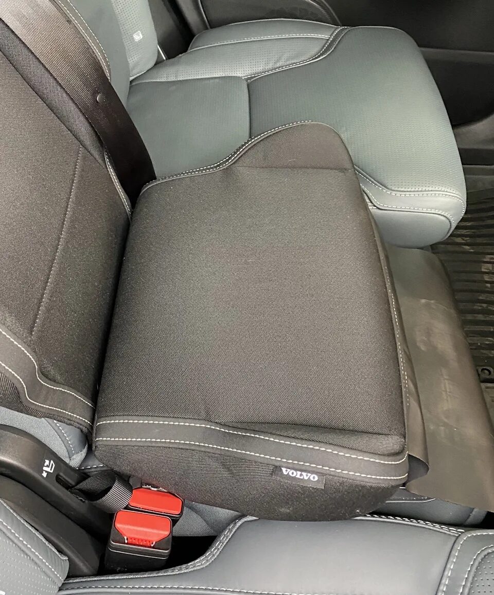 Альхамбра детское сиденье. Фольксваген пассат в5 встроенное детское кресло. Встроенное детское кресло в вольво хс90. Детское сиденье volvo xc90. Со встроенным сиденьем.