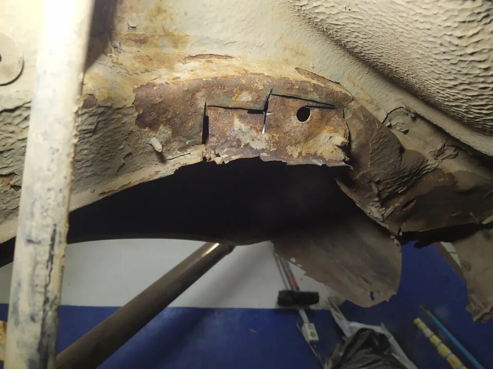 Вареные лонжероны. Варить лонжероны. Проварка лонжерона ваз 21043. Вареные лонжероны. Мерседес спринтер 1999 год лонжероны.