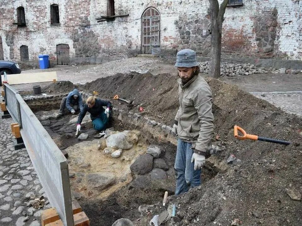 Выборг сегодня по часам. Выборгский замок Выборг раскопки. Раскопки в Выборге. Раскопки в замке. Раскопки в Выборге в 2000 году.