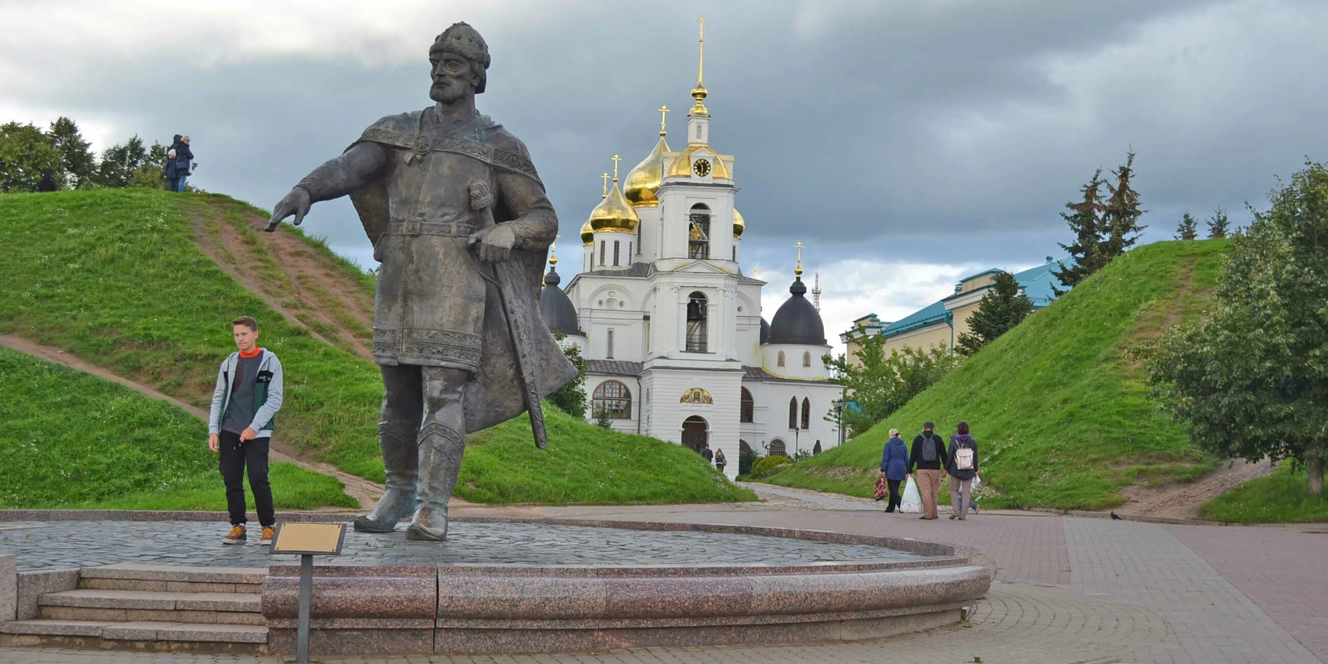 Сайт дмитрова московской. Памятник Юрию Долгорукому в Дмитрове. Памятник Юрию Долгорукому в Коломне.