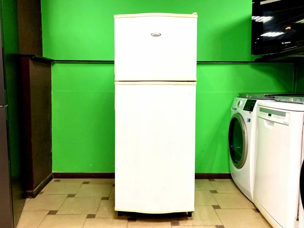Холодильники 2000 год. Холодильник 2000. Холодильник Whirlpool маленький. Узкий маленький холодильник. Холодильник маленький Вирпул 2008 года.