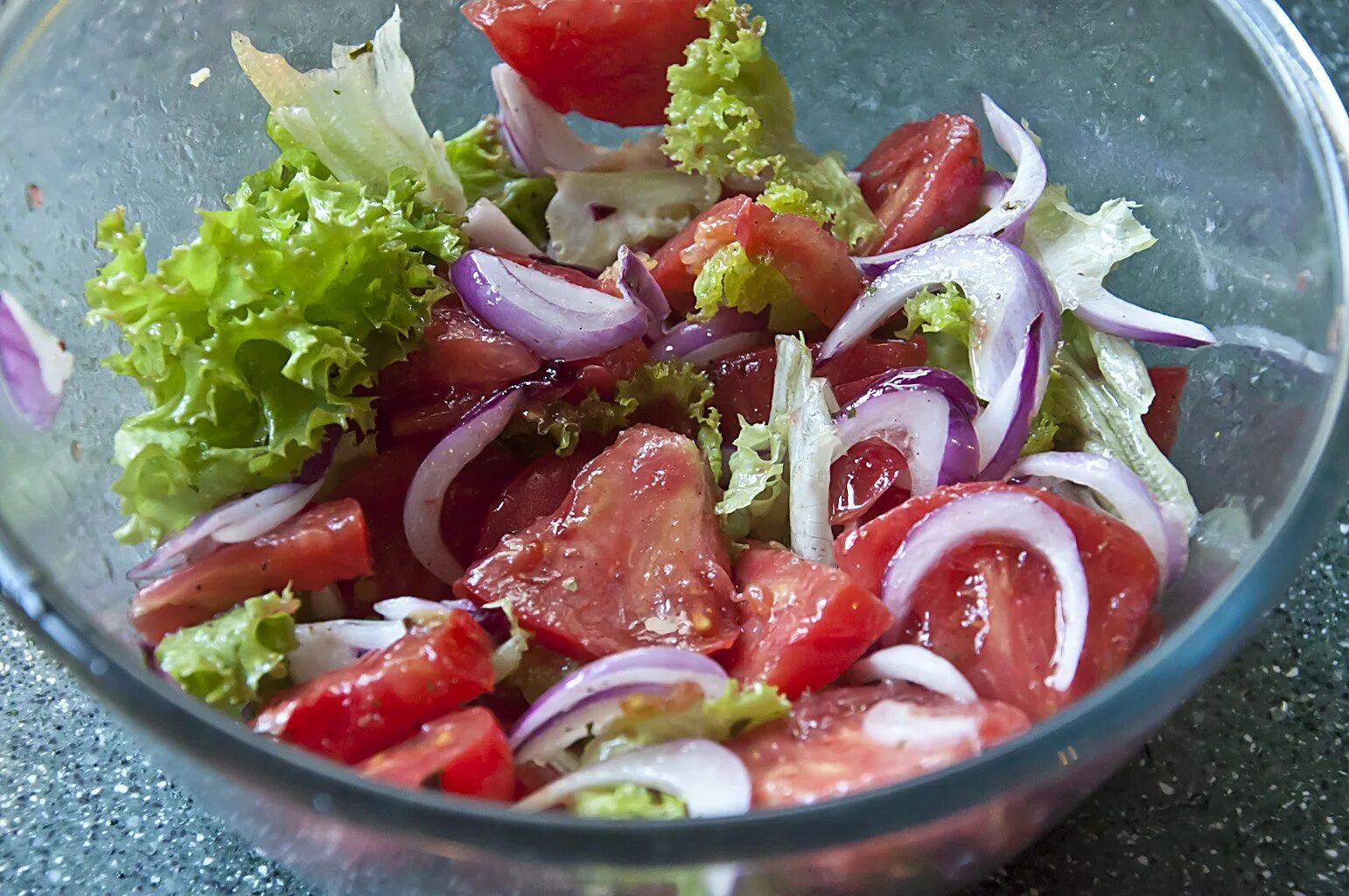 Салат с помидорами простой рецепт. Салат из помидоров. Овощной салат. Летние салаты. Салат огурцы помидоры.