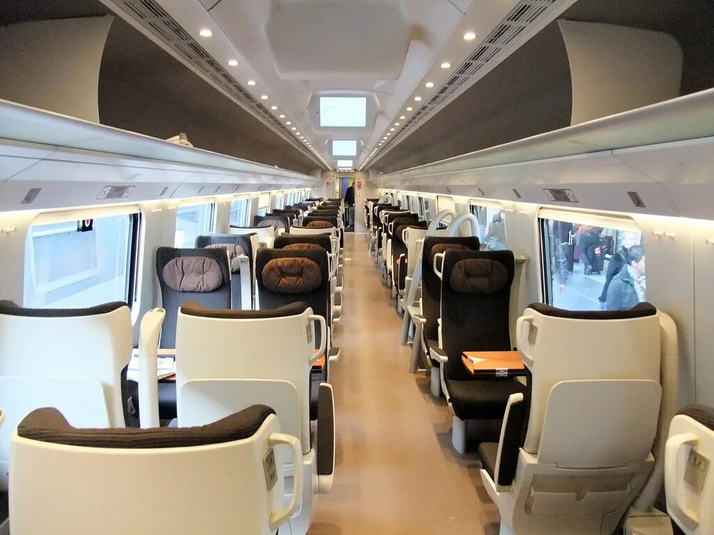 First class train. Eurostar 1st class. eurostar train внутри. поезд евростар салон. трениталия поезда.