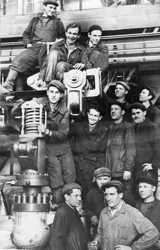 Укр спецгидроэнергомонтаж значок. Ассоциация сервисных центров. Советский бригадир. Трест монтажник. Бригадир монтажной бригады.