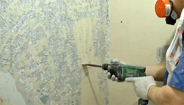 Снять шпаклевку стен. Смывка для водоэмульсионной краски со стен. Подготовка бетонных поверхностей под оштукатуривание. Насечка под штукатурку поверхностей стен. Насечки на стенах для штукатурки.