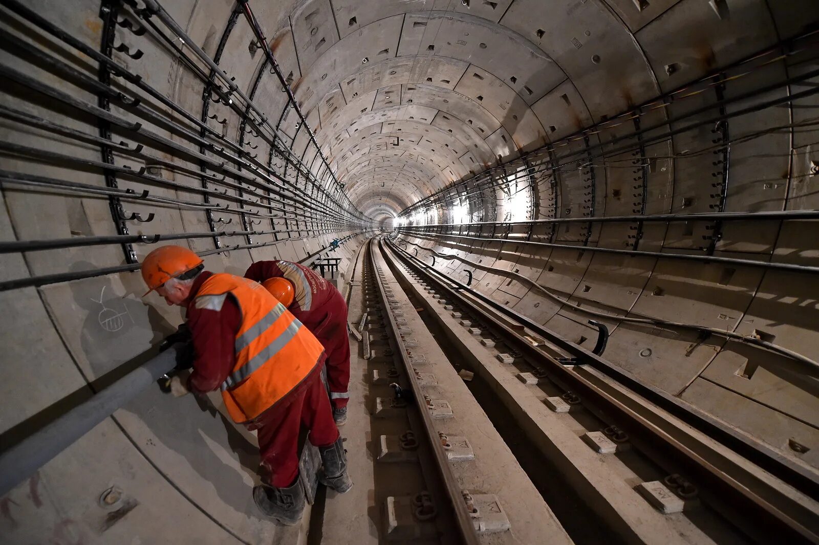 Станцию посвятили строителям первой линии московского метрополитена. СМУ-8 Метростроя. СМУ-4 Метростроя. СМУ 12 Метрострой. Эскалатор Метрострой.