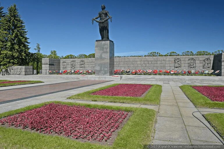 Пискаревское кладбище открыто. Пискарёвское мемориальное кладбище. пискаревское кладбище в санкт-петербурге. мемориал на пискаревском кладбище. ленинград пискаревское мемориальное кладбище.