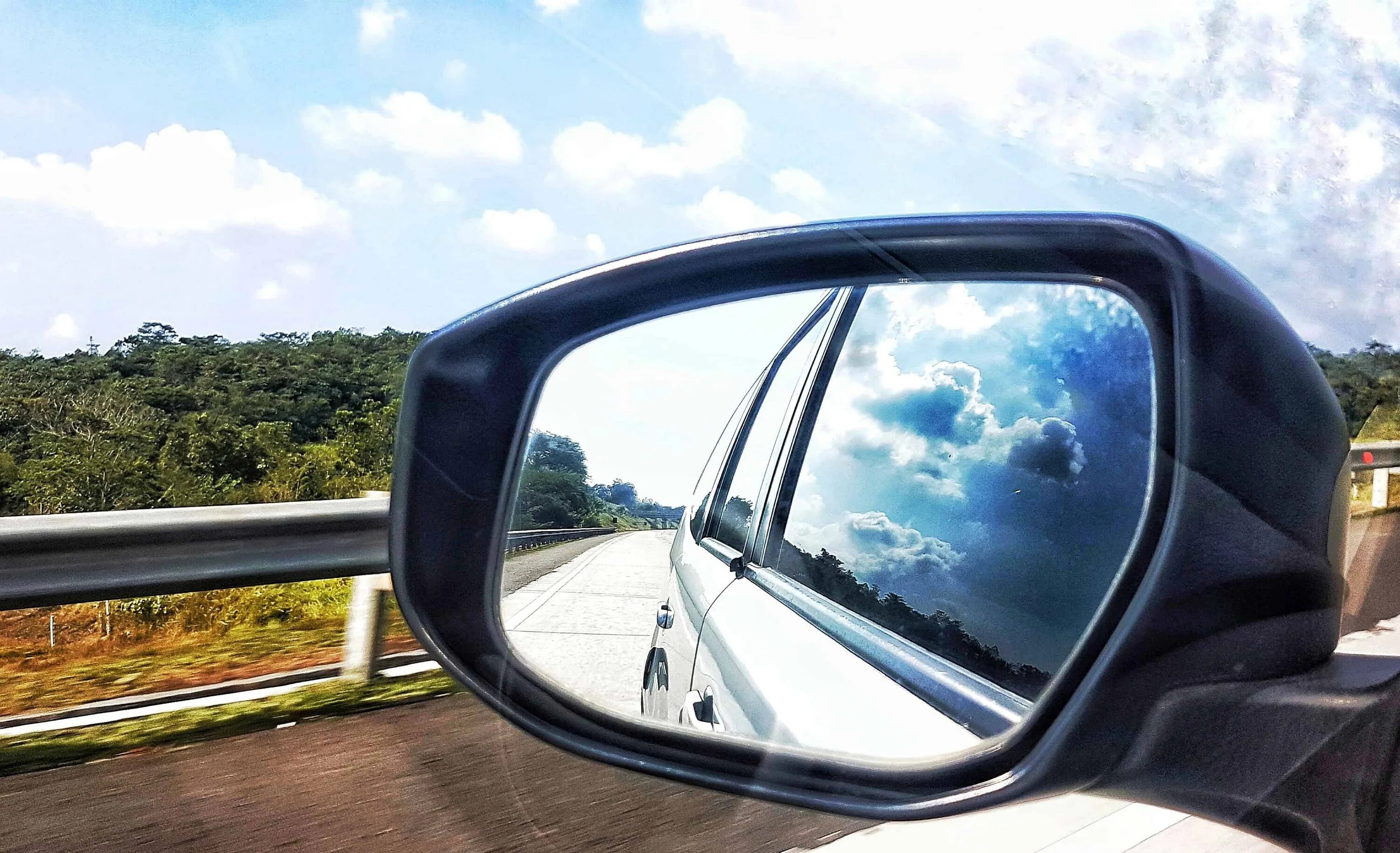 Streaming rearview mirror. Rearview mirror. car rearview mirror. чистое зеркало автомобиля. боковое зеркало автомобиля фон.