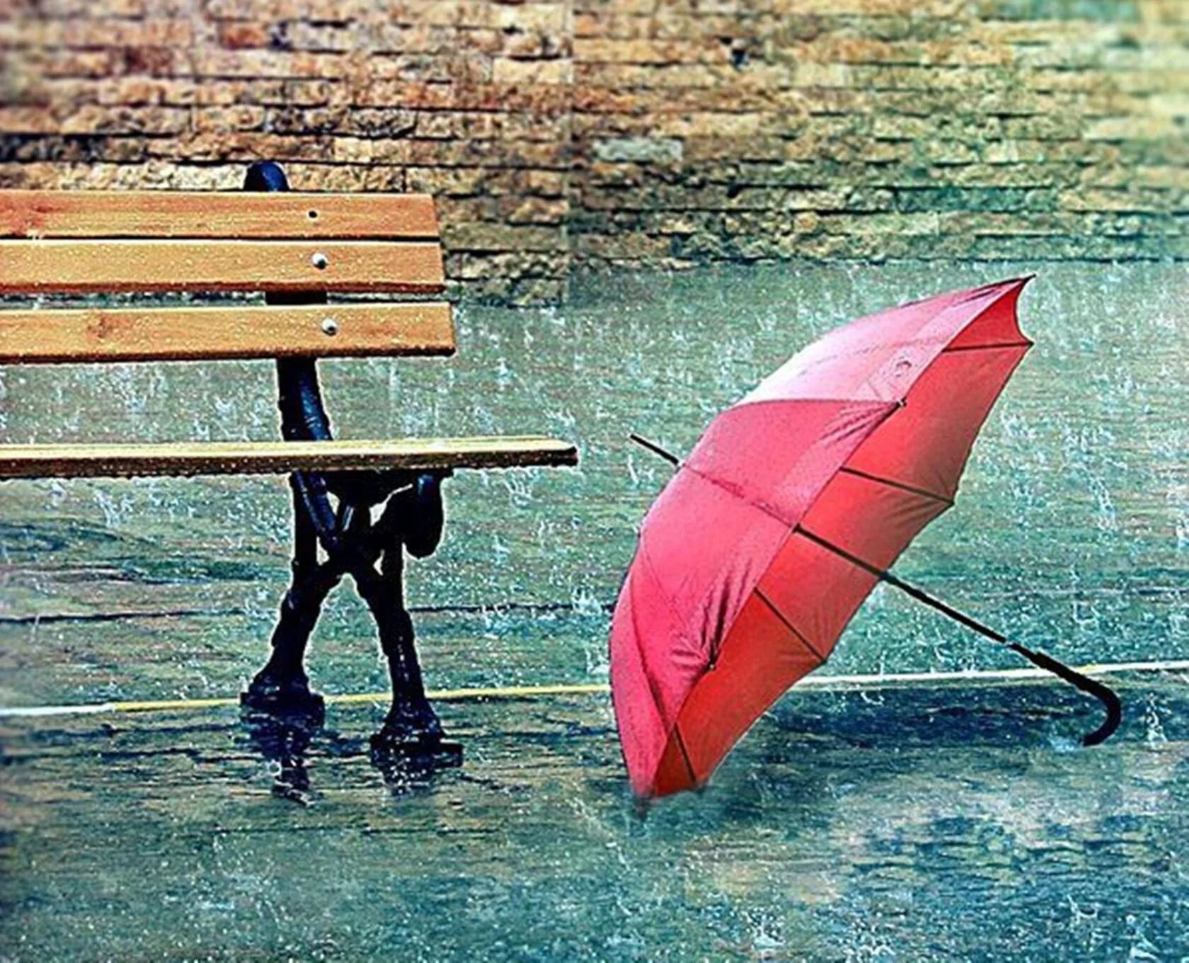 Грустит дождю. Зонтик в луже. Дождь зонт. Зонтик под дождем. Зонт под дождем.