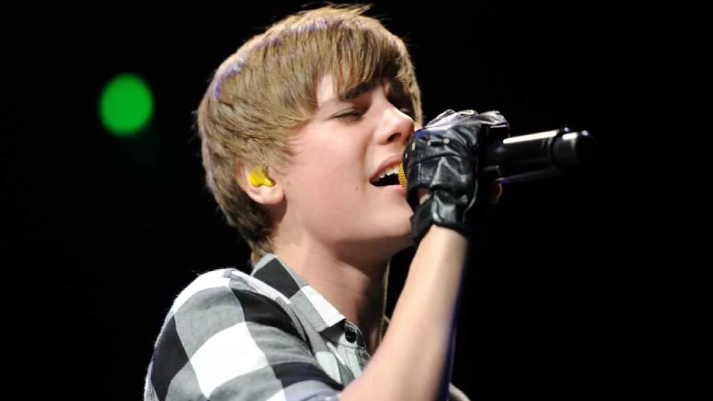 Джастин бибер. Джастин бибер усы. Говорящий джастин бибер. Джастин бибер прическа 2010. Джастин бибер фото в полный рост.