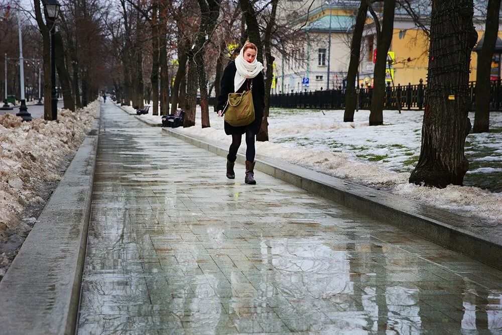 На улице по весеннему тепло